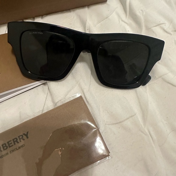 Burberry sunglasses - Picture 9 of 10